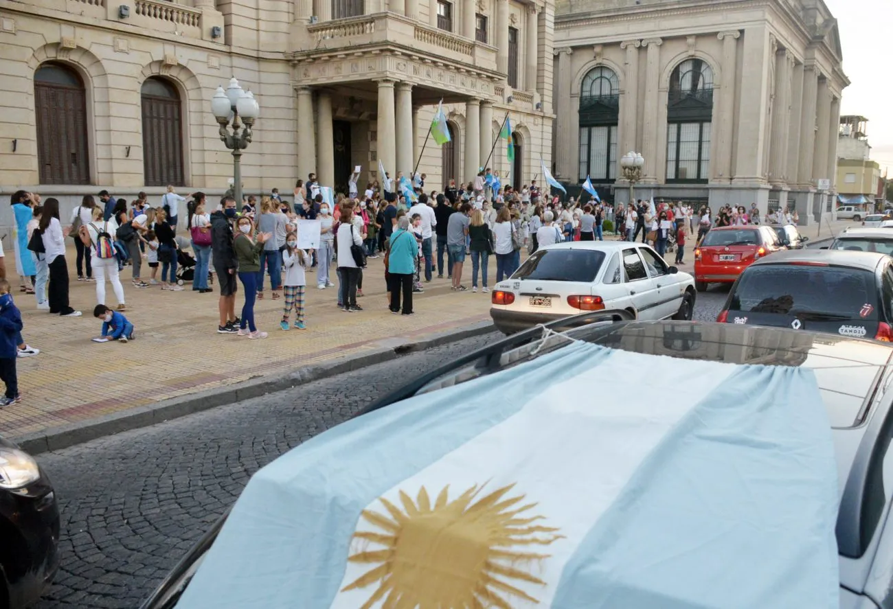 Padres autoconvocados se manifestaron para exigir la continuidad de la presencialidad