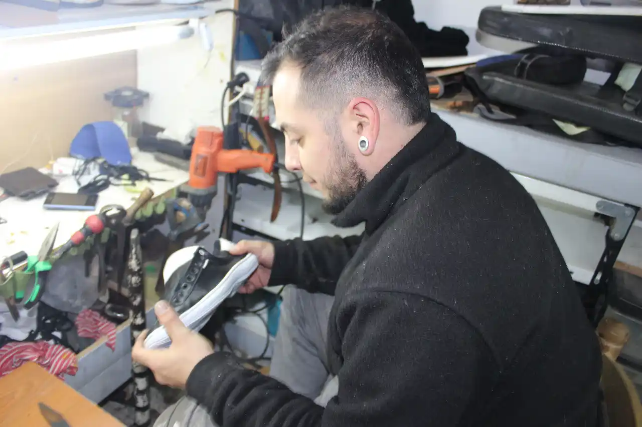 Zapateros de la ciudad trabajan para poder salir a flote durante la pandemia