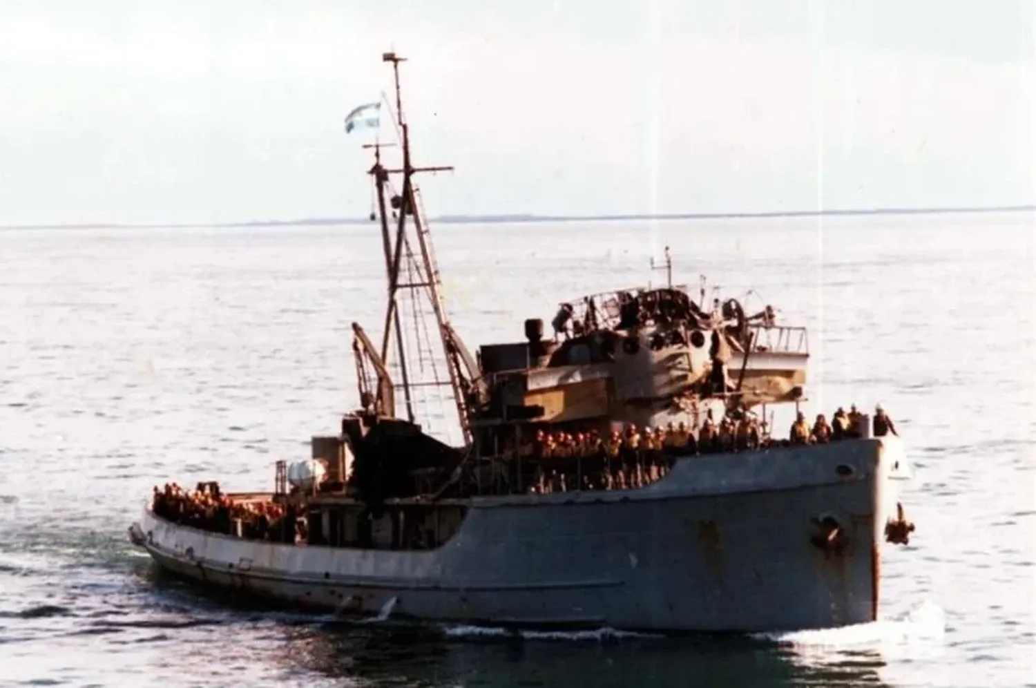 El barco, poco después del ataque, con su tripulación en cubierta, formados y con la Bandera Nacional. Foto: Gentileza.