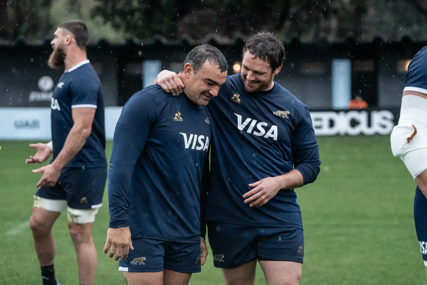 El capitán Montoya junto a Creevy, que jugará su último partido en Los Pumas.