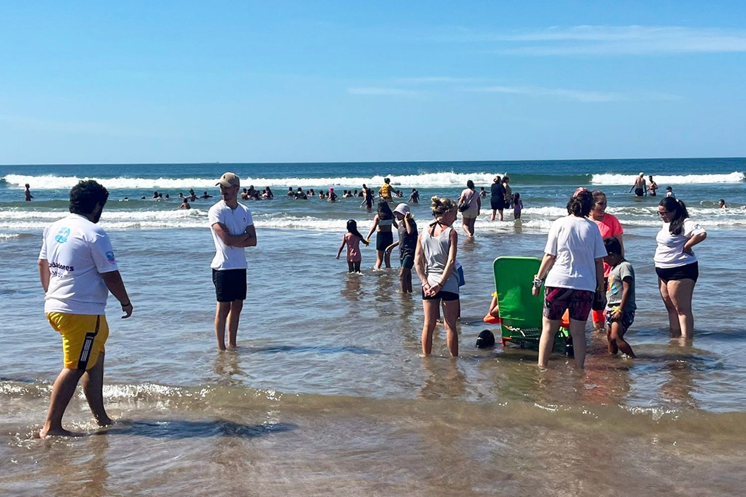 En la playa. Los chicos disfrutan los últimos días
