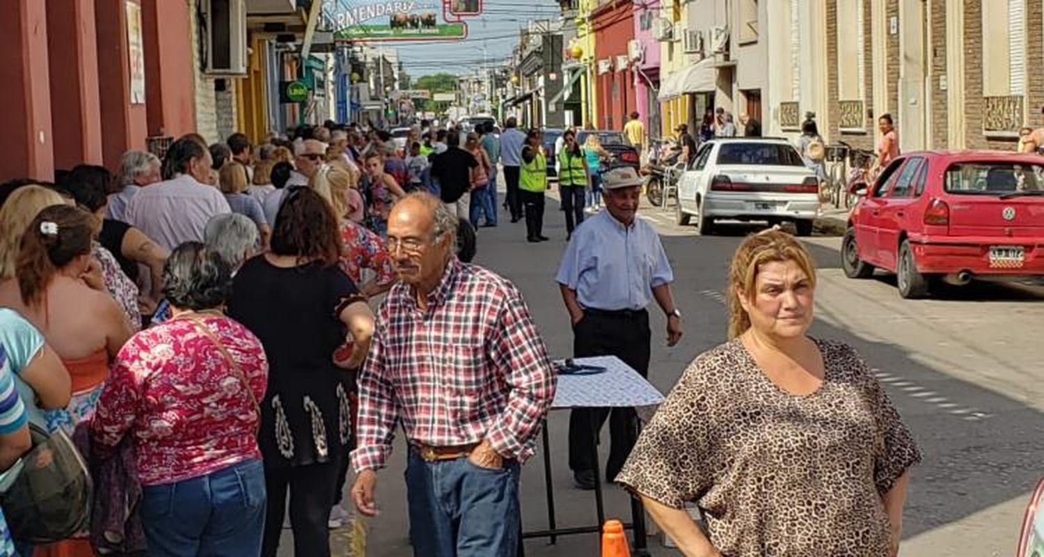 Bono extraordinario de Anses: largas colas en los bancos, con jubilados, pensionados y beneficiarios de Asignación Universal por Hijo