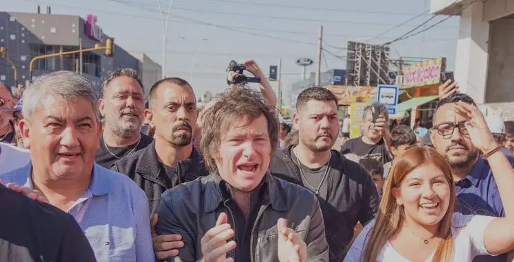 A la derecha de Milei, Ramón Vera y a la izquierda su hija, Andrea Vera