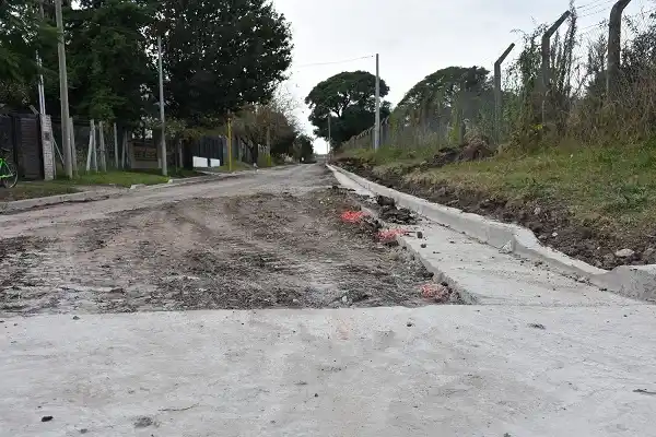 Continúan los trabajos de cordón cuneta en barrios de la ciudad