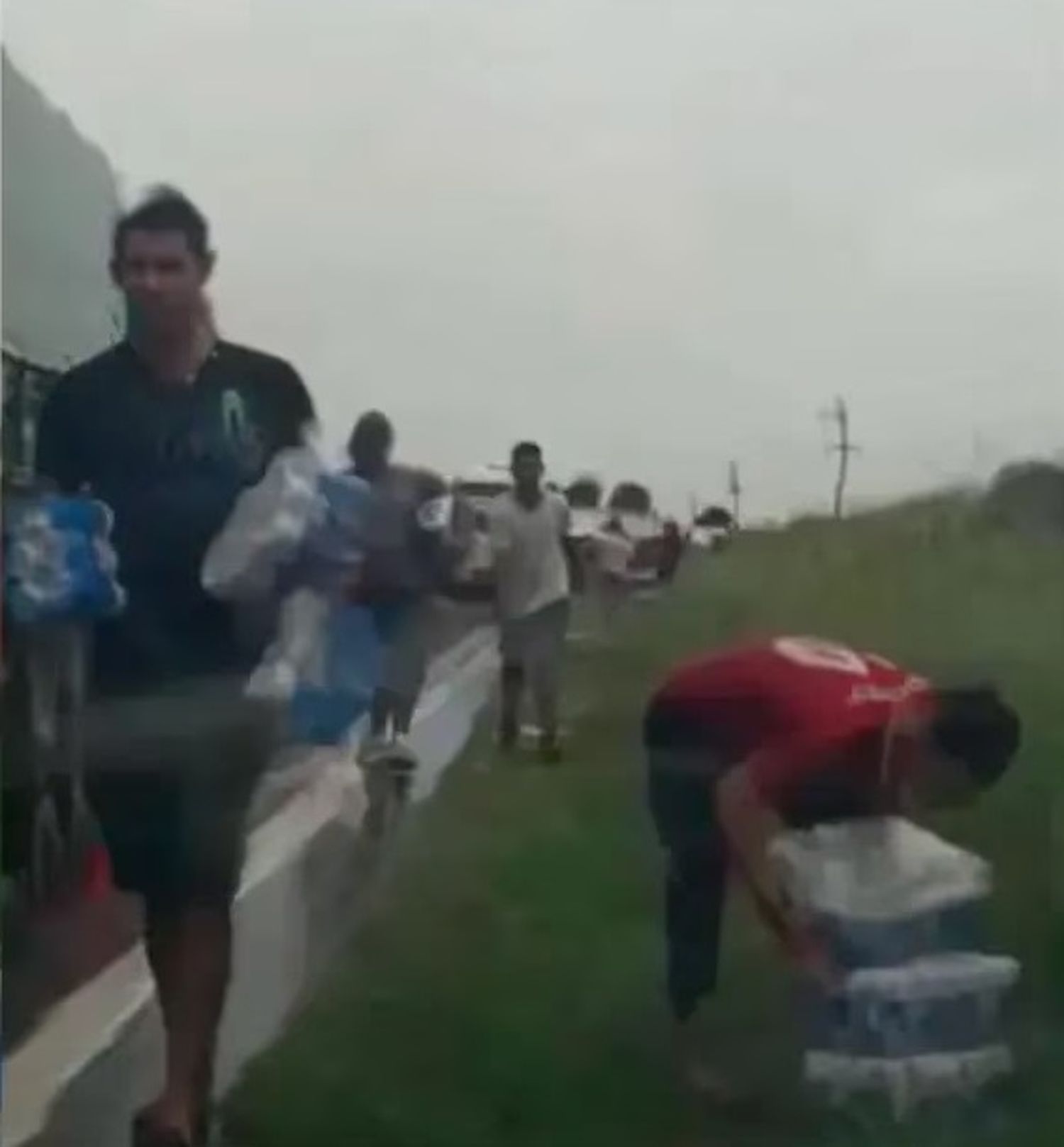 Saquearon la carga de un camión de cervezas que volcó en Chaco