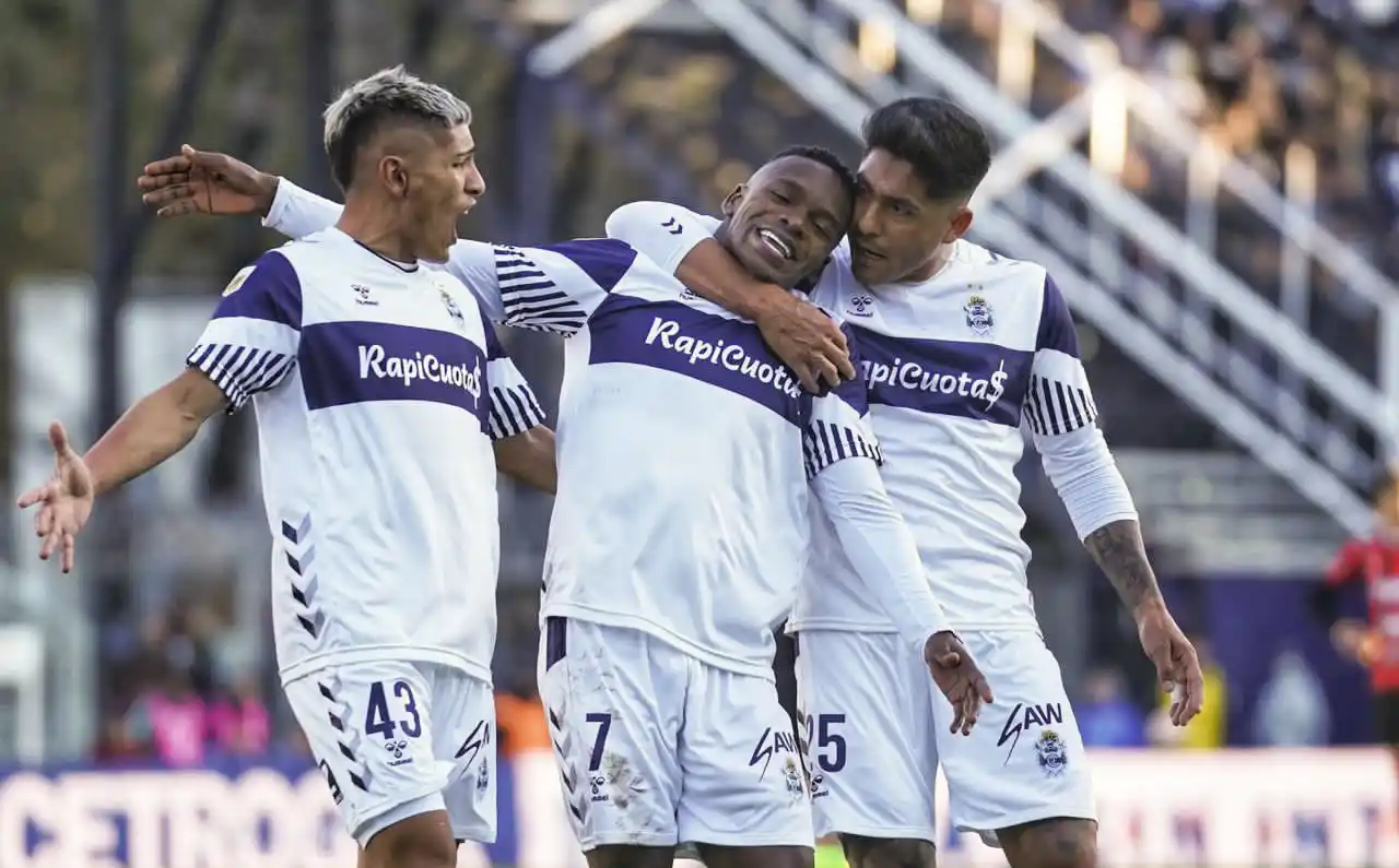 Gimnasia se hizo fuerte en el Bosque