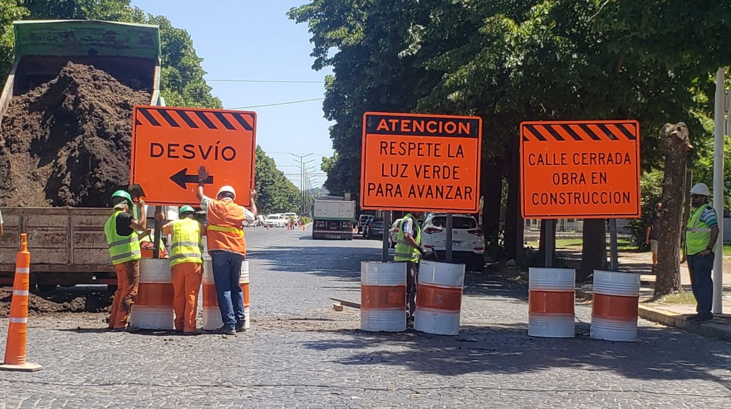 Ya se levantaron los adoquines de la zona, y actualmente se realiza el colado del hormigón que se aplicará para garantizar mayor durabilidad.