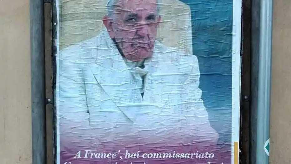 Roma, empapelada con una inédita pegatina de afiches contra Francisco