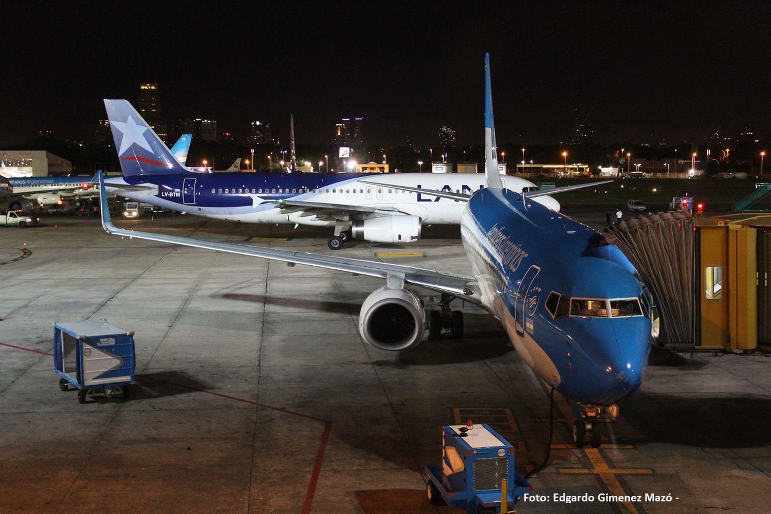 Aerolíneas Argentinas y LATAM cancelan vuelos durante la mañana del lunes debido al paro