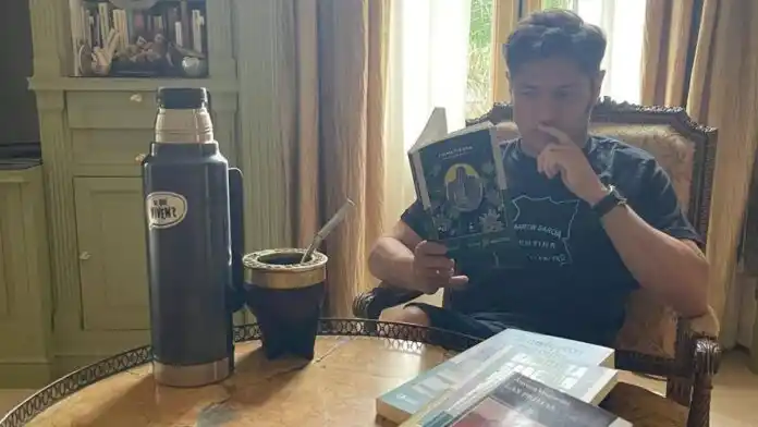 Kicillof, leyendo uno de los libros