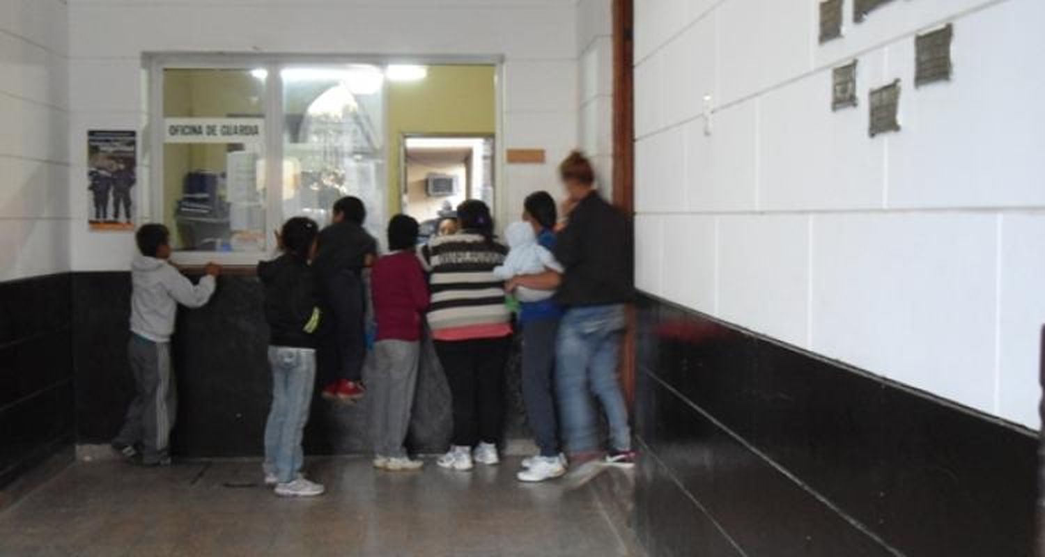 Familiares de un joven detenido acusaron a la policía de golpearlo