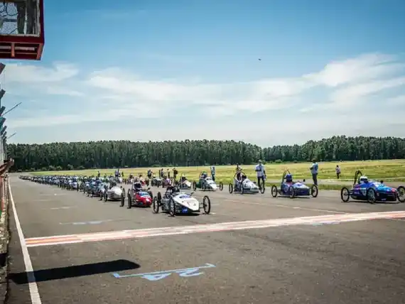 Concepción del Uruguay se enciende con el Desafío YPF Eco: estudiantes compiten con autos eléctricos de todo el país