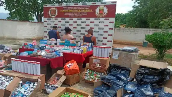 NEGOCIO CLANDESTINO: capturan a dos hombres y una mujer con 24 bultos de medicamentos colombianos