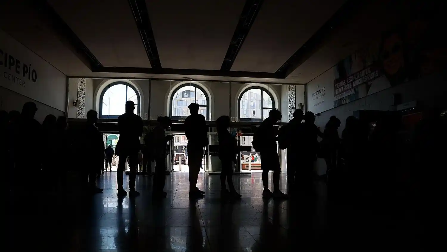 A oscuras. Estación Príncipe Pío, Madrid, ayer por la tarde. Gentileza EFE.