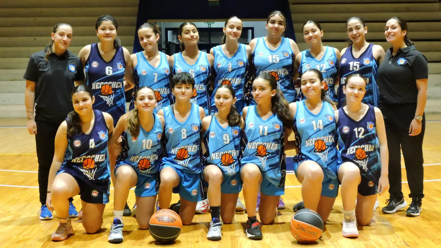 Equipo. La Selección femenina U13, junto a sus entrenadoras