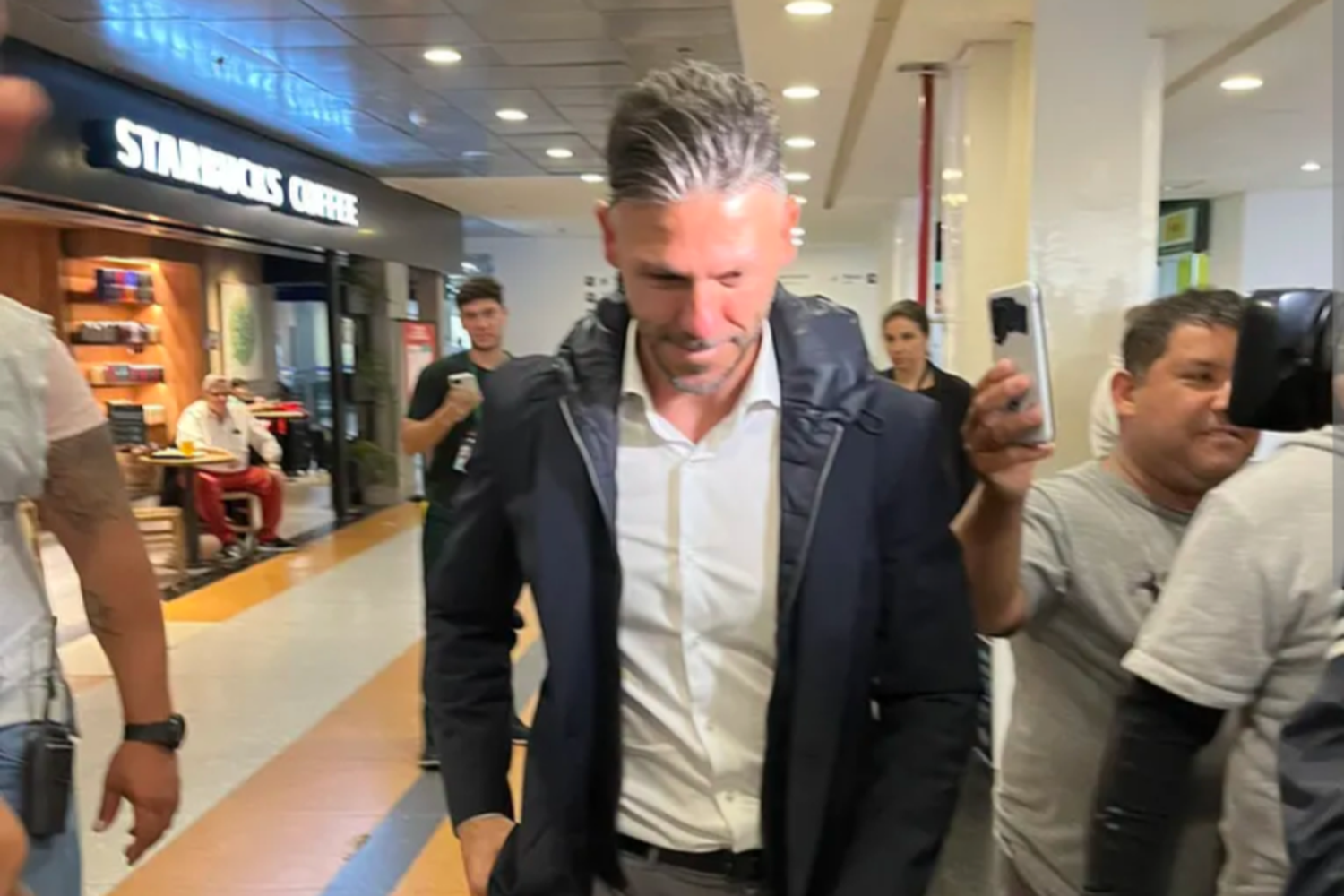 Martin Demichelis llegó al país para firmar como nuevo DT de River