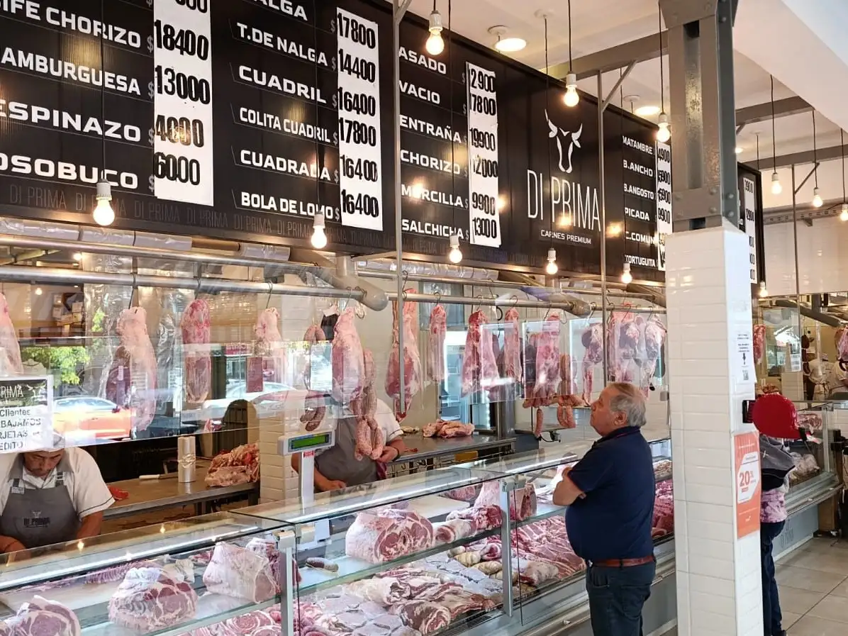 Según detalló, en el local lo ofrecen a 12.900 pesos el kilo, lo que mantiene un buen nivel de ventas pese al contexto de aumentos. “Se vende muy bien y el consumo se mantiene bastante parejo”, afirmó Sergio.