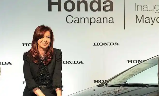 Cristina encabeza un acto en automotriz de Campana