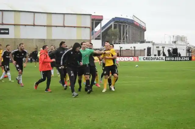 La insólita excusa del jugador de Riestra que invadió la cancha