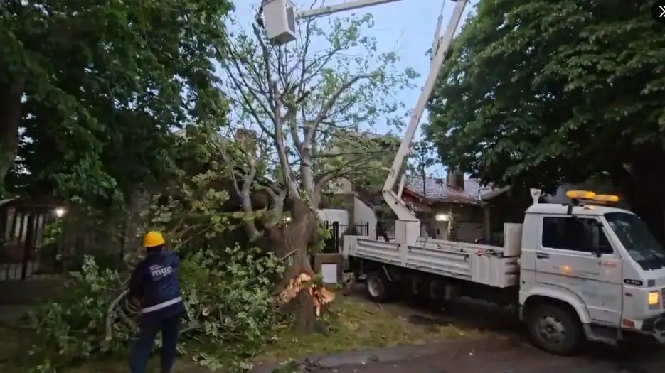 Trabajadores del Emsur pudieron salir a trabajar ante la emergencia climática de este viernes.