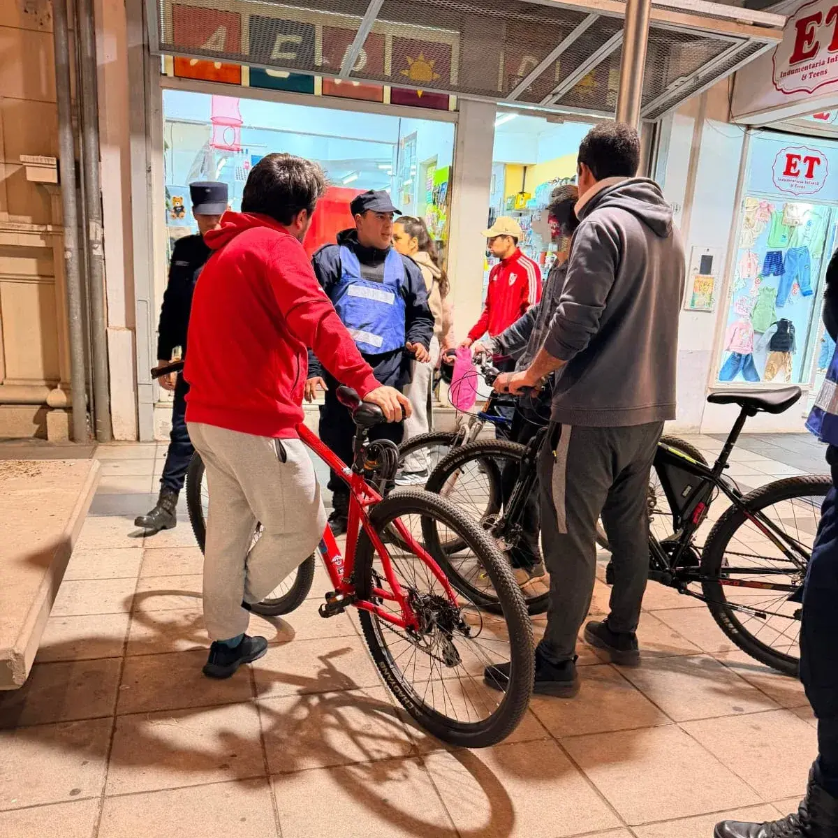 Fuerte operativo de prevención y concientización en la Peatonal y plazas de Concordia por el uso de bicicletas