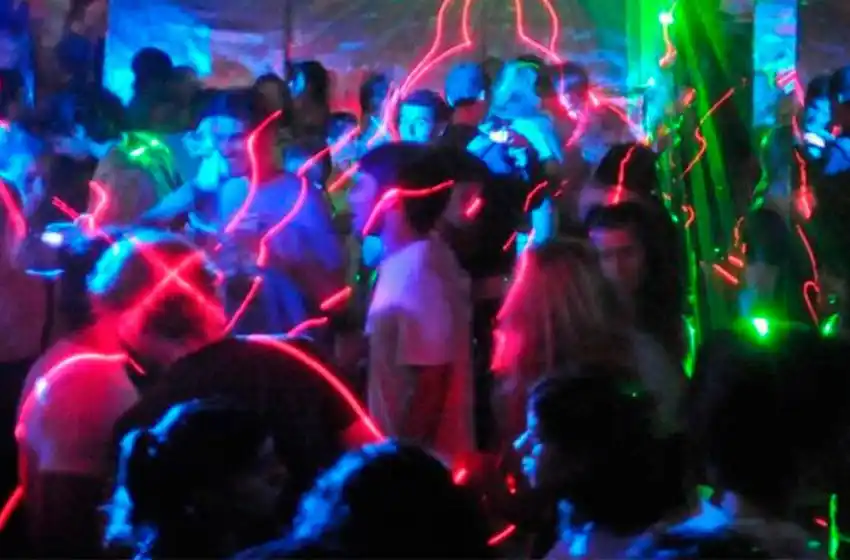 De no creer: un policía organizó una fiesta clandestina que terminó con 20 personas detenidas