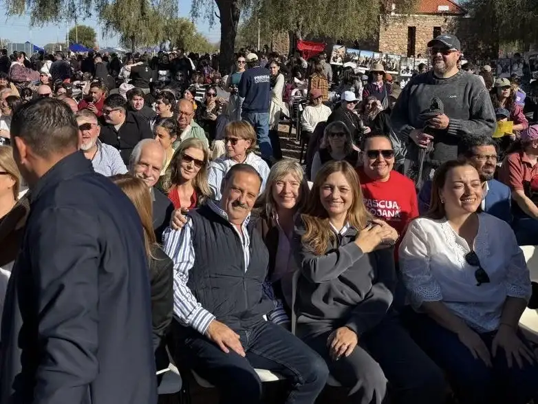 Cristina Alvarez Rodríguez junto al Gobernador Ricardo Quintela en La Rioja.