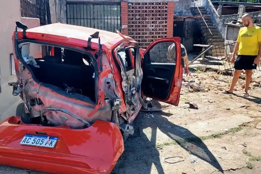 Violento choque en zona norte: una joven se incrustó en una vivienda y resultó herida