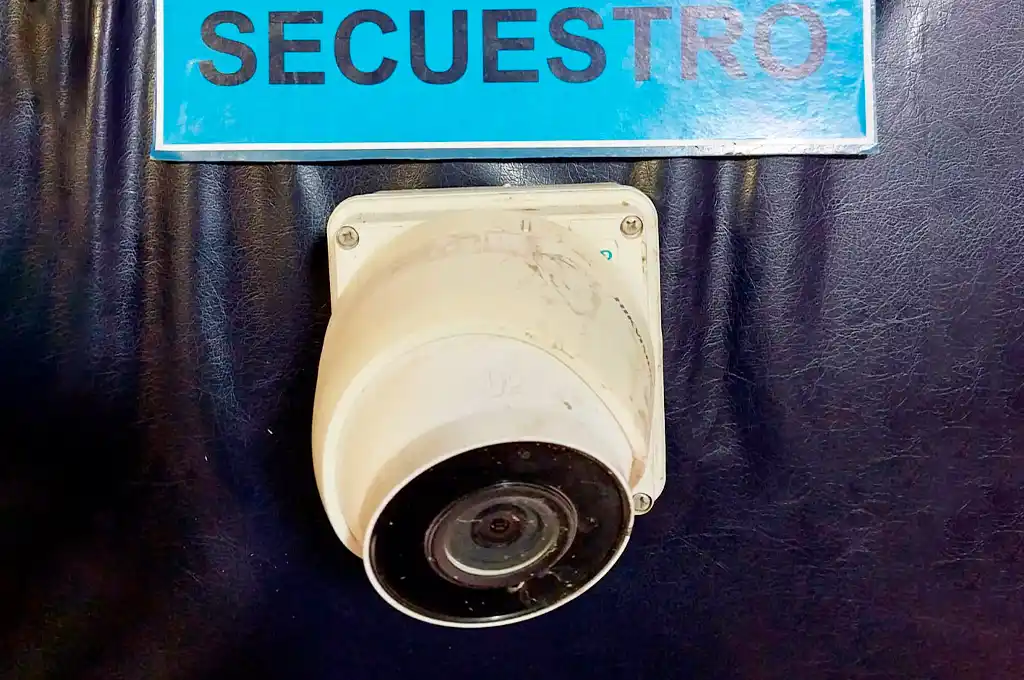 Irónico: robó una cámara de seguridad, pero otra más lo estaba filmando y lo atraparon