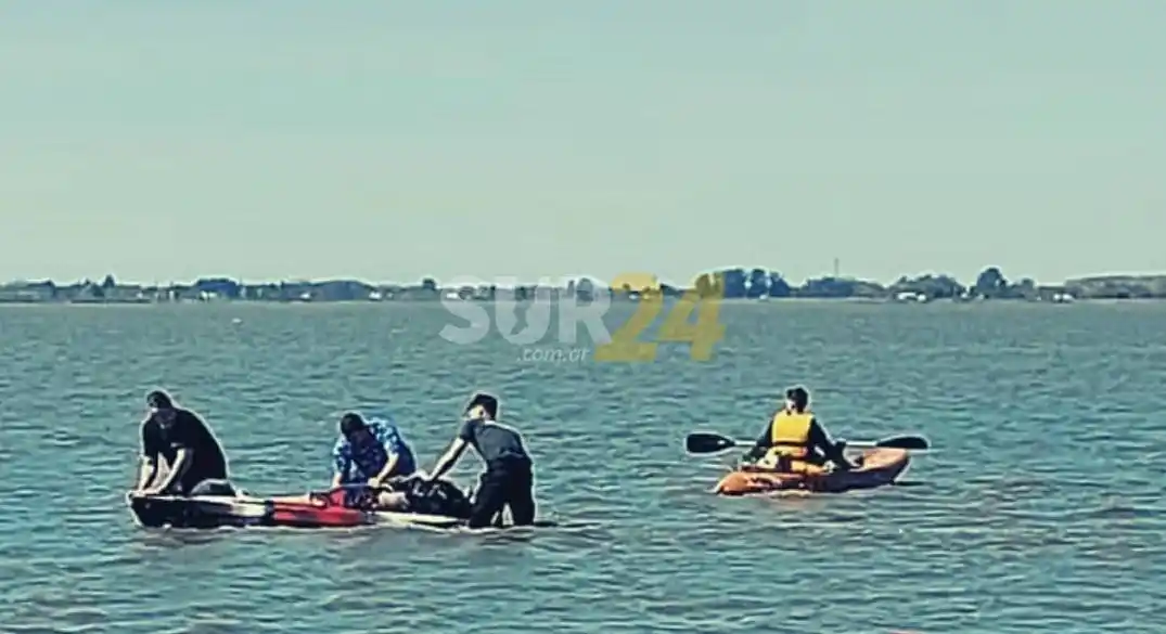 Junín: rescatan a hombre que navegaba por la Laguna de Gómez en una cruzada solidaria