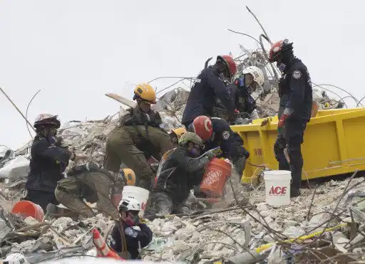 ESPECIAL – DERRUMBE EN MIAMI: han excavado más de 1.300 toneladas de hormigón, se desvanecen las esperanzas