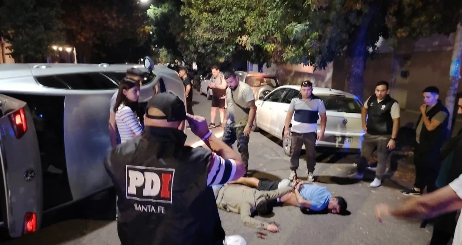 Con un inhibidor de señal, robaron un auto de un supermercado: cayeron tras una persecución y vuelco