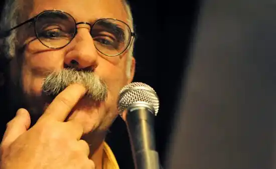 El cantante y humorista Leo Maslíah en el 100×100