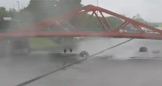 Tragedia en medio del temporal: un taxista murió descompensado mientras la General Paz estaba totalmente inundada