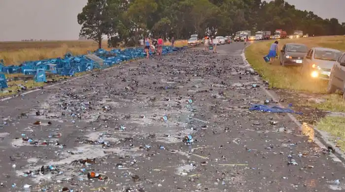Pringles: Volcó camión cargado con cerveza y la gente lo saqueó