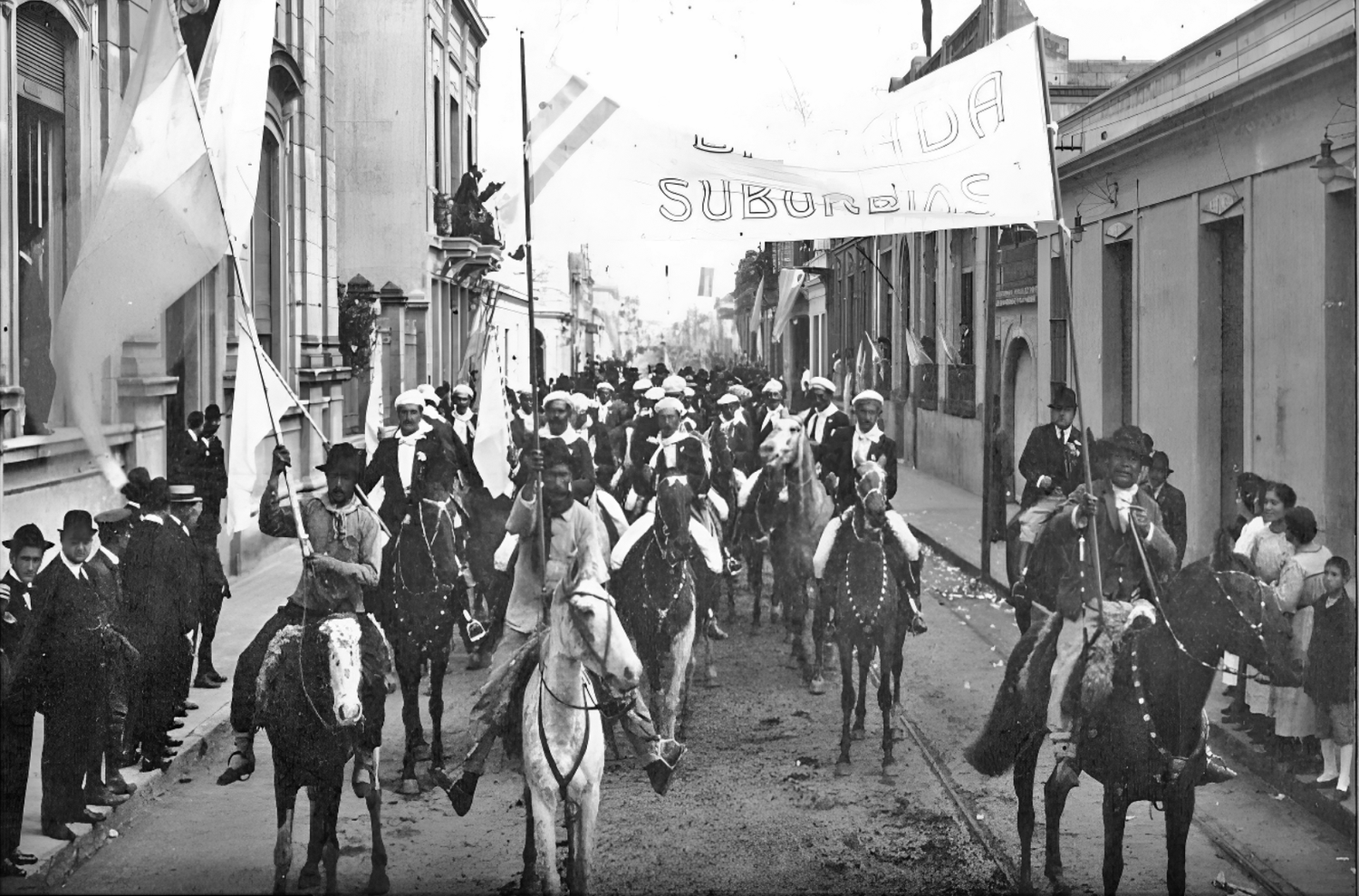 Jinetes de la Liga Patriótica desfilan por la calle 25 de mayo