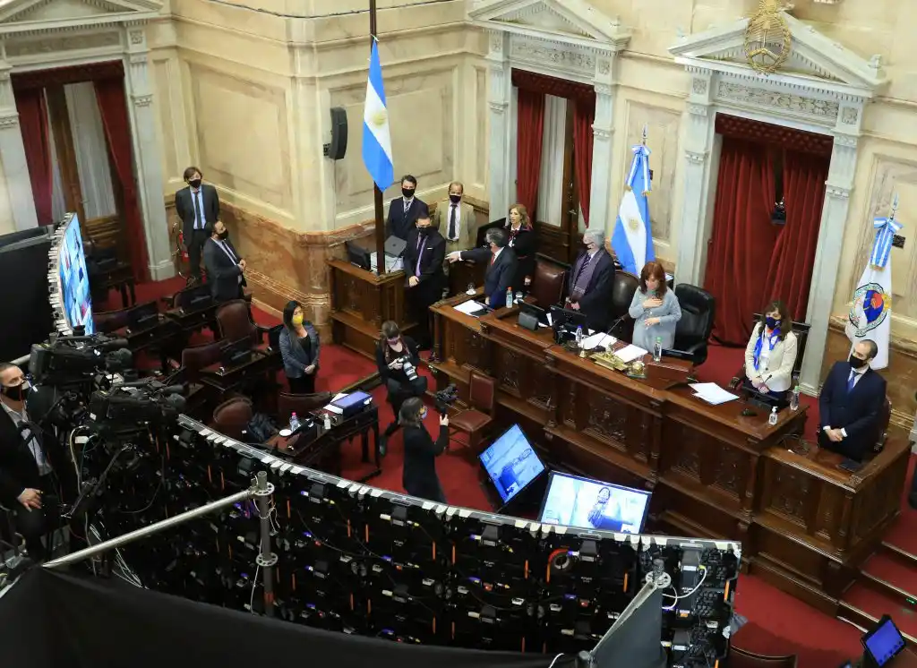 En una sesión muy tensa, la oposición y el oficialismo cruzaron duras acusaciones