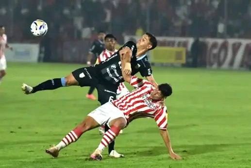 Atlético dejó los puntos en Tucumán: una derrota dolorosa para ¨La Crema¨