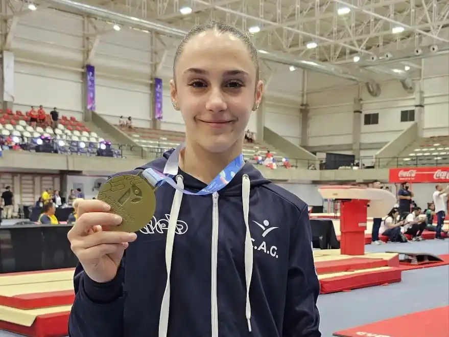 Dolores Carregal con su medalla de oro.