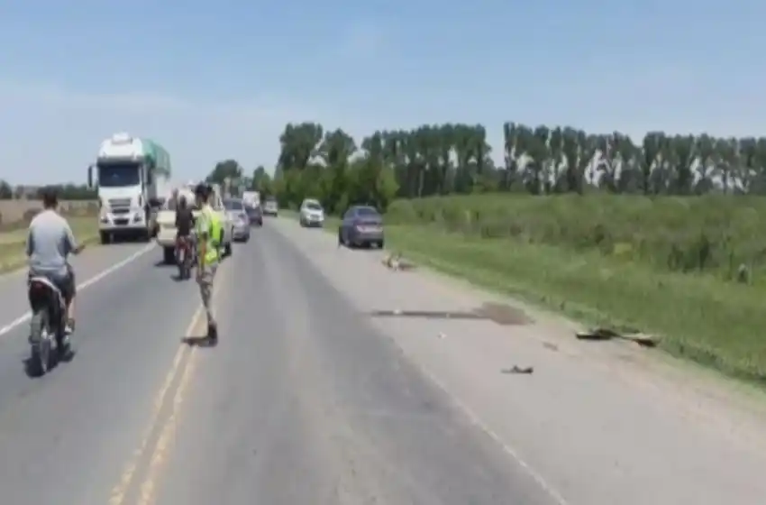 Una ciclista fue embestida por un auto en la A012 a la altura de Roldán
