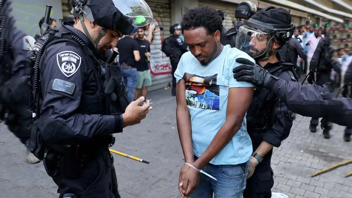 Más de 140 heridos por enfrentamientos entre la policía y refugiados de Eritrea