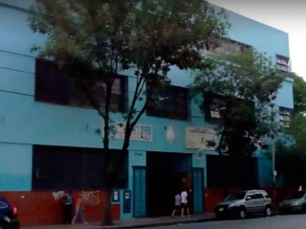 Fue sin corpiño a la escuela y la sancionaron