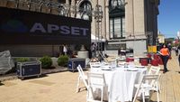 Proveedores de servicios para eventos se movilizan frente a la Municipalidad 