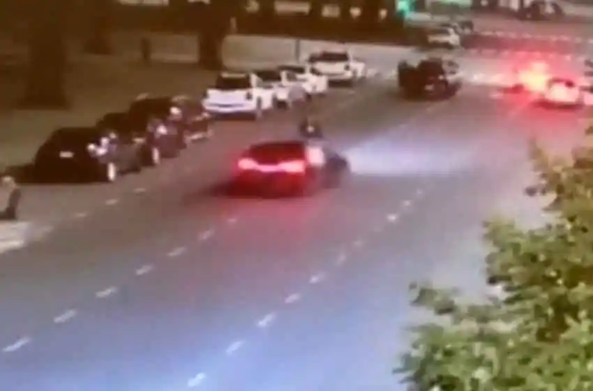 El momento en el que el jugador de Boca, Eduardo Salvio, arrastró con su auto a su esposa