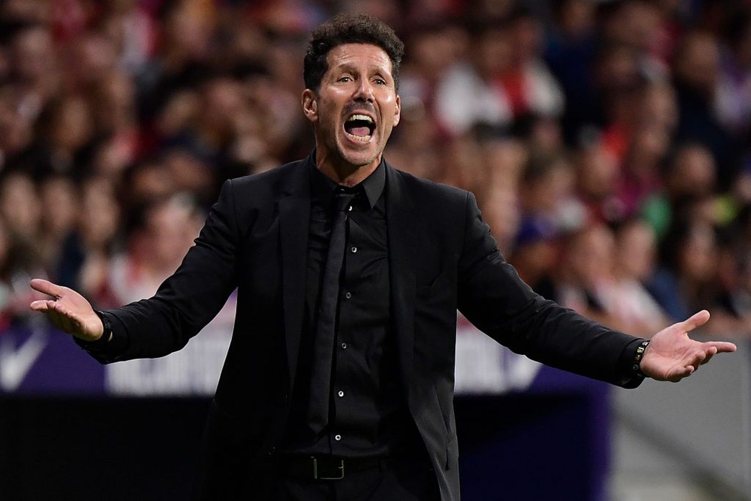 Atlético y Real Madrid se miden con la punta en juego