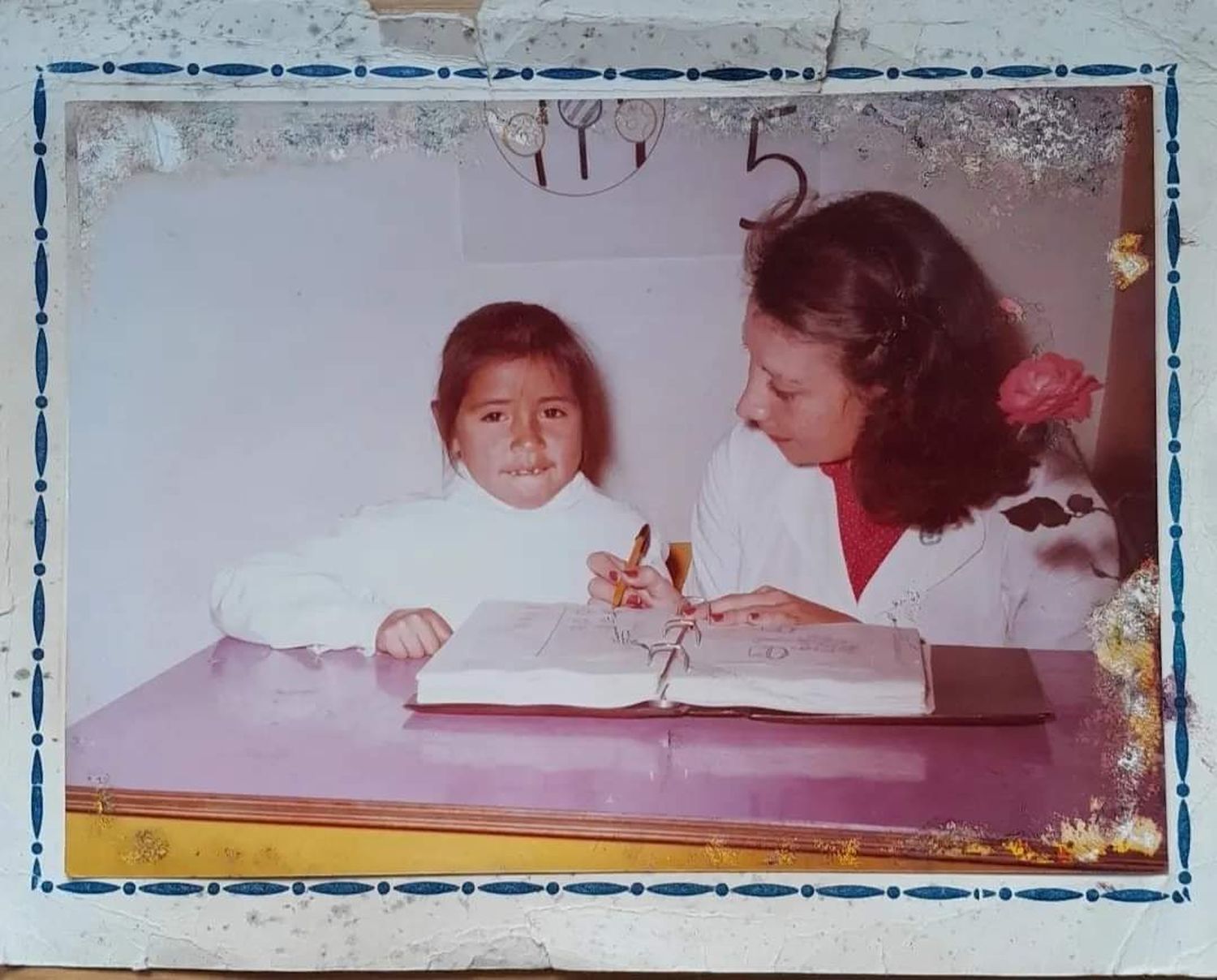 Mónica busca a su maestra y compañeros de la escuela 4