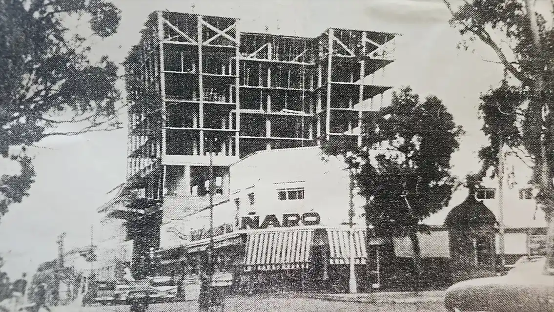 En 59 y 64. Lo que fuera Casa Ñaró. Detrás la Galería Central, en construcción