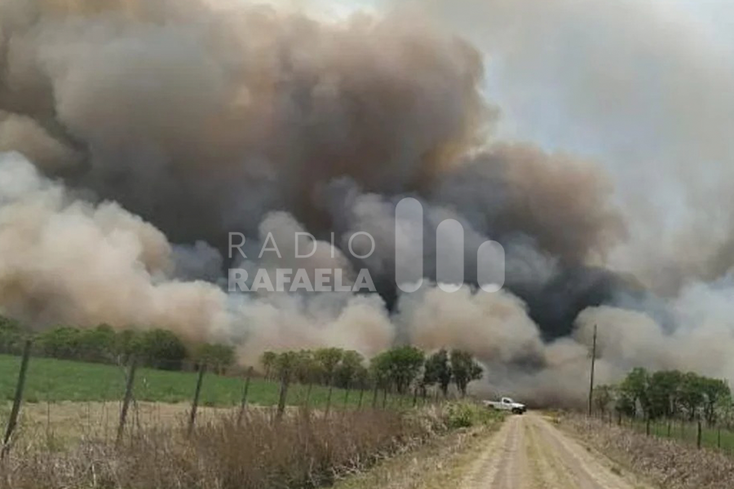 Gran incendio en un campo: bomberos de toda la región se acercan a colaborar