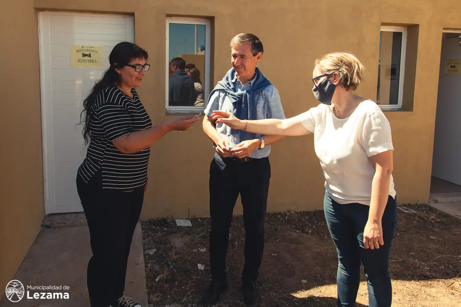 Dos familias de Lezama recibieron su casa a estrenar en el barrio 26 viviendas de Techo Digno