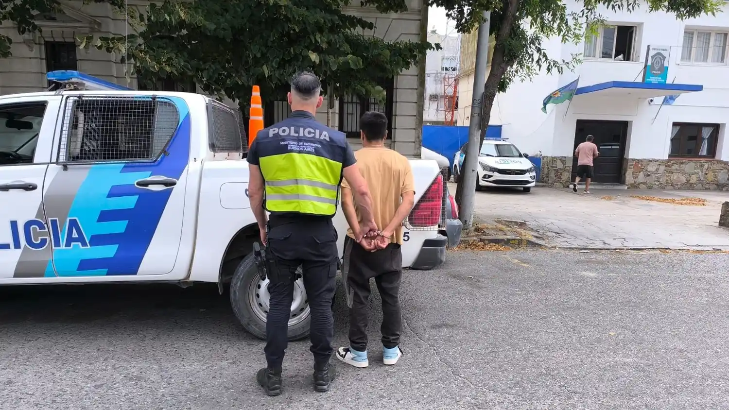 Alojado. En Comisaría Primera